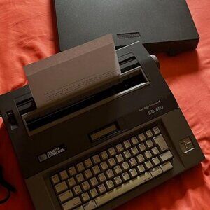 Smith Corona SD650 Portable Spell Right Memory Electronic Typewritter W/Cover